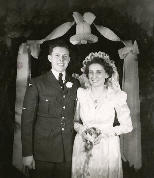 dirkisobelmarriedjanuary161943.jpg